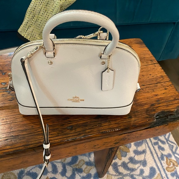 Brand new Coach bag, with detachable shoulder strap, and small handles . - Picture 4 of 4